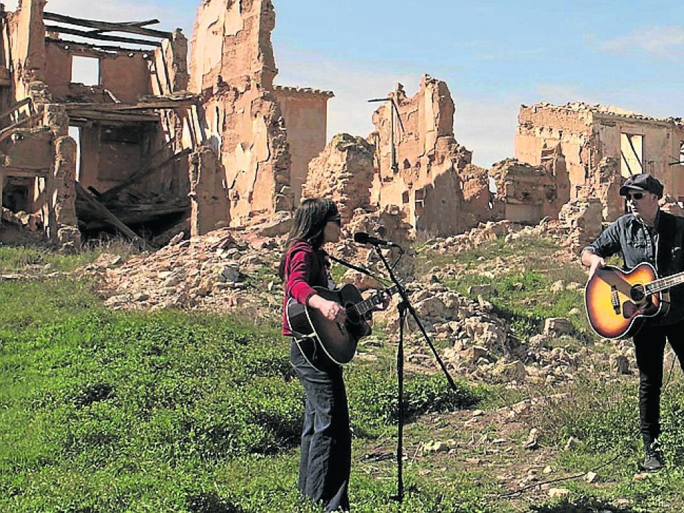 Eva Amaral y Juan Aguirre, junto a Ariel Rot, tocando en las ruinas de Belchite.