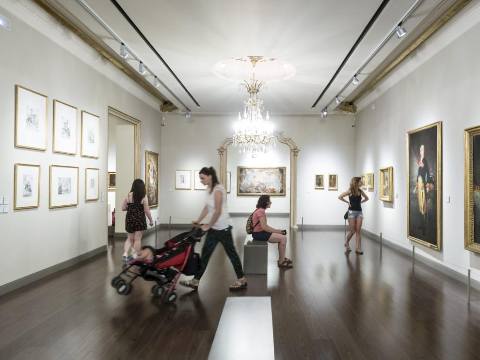 Visitantes en una de las salas del Museo Goya Ibercaja de Zaragoza.