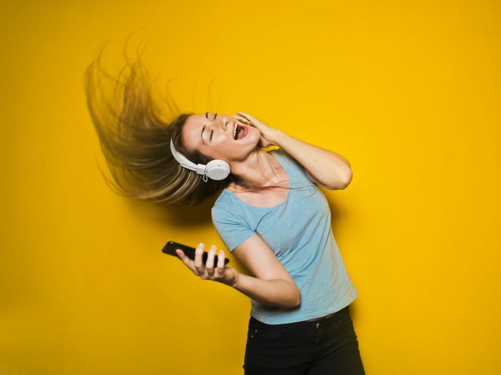 Escuchar la música muy alta pueda dañar tus oídos para toda la vida.