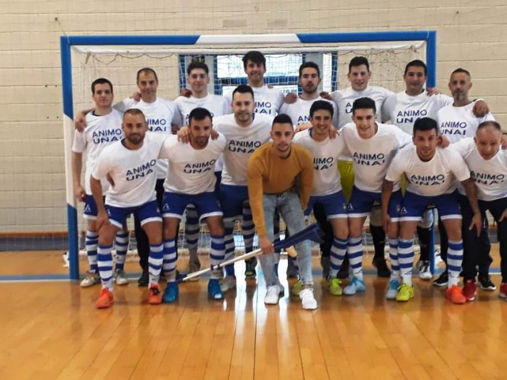 Los jugadores del Pinseque posaron con una camiseta de apoyo hacia su capitán lesionado.