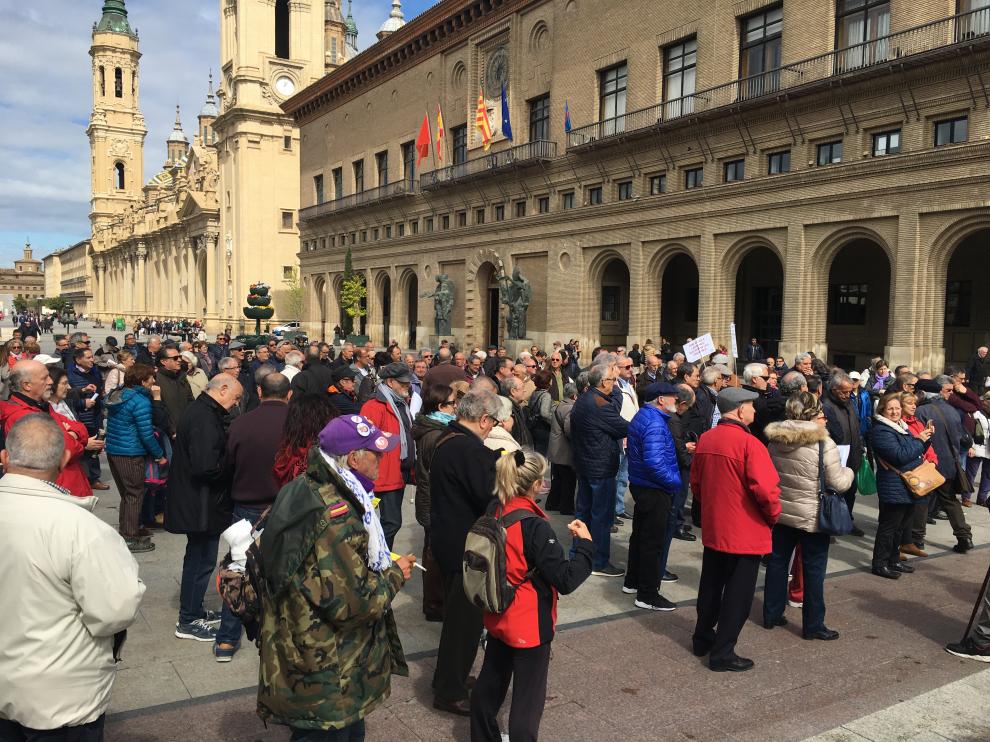 Dos centenares de pensionistas se han vuelto a concentrar este lunes.