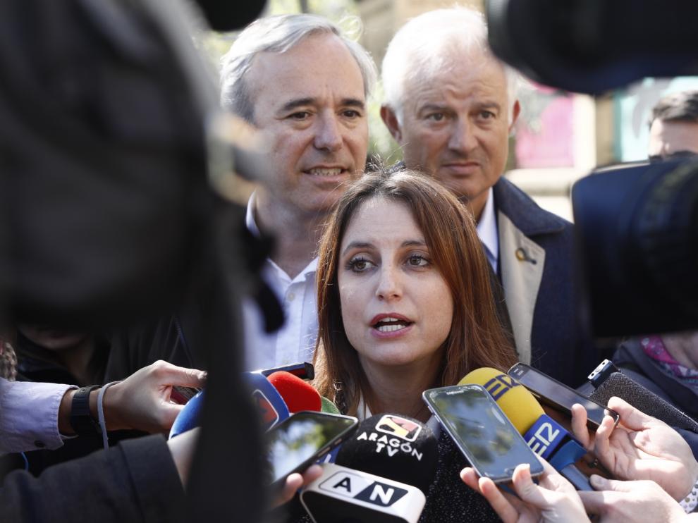 La dirigente del PP Andrea Ley, con los candidatos Jorge Azcón y Eloy Suárez, este martes, en Zaragoza.