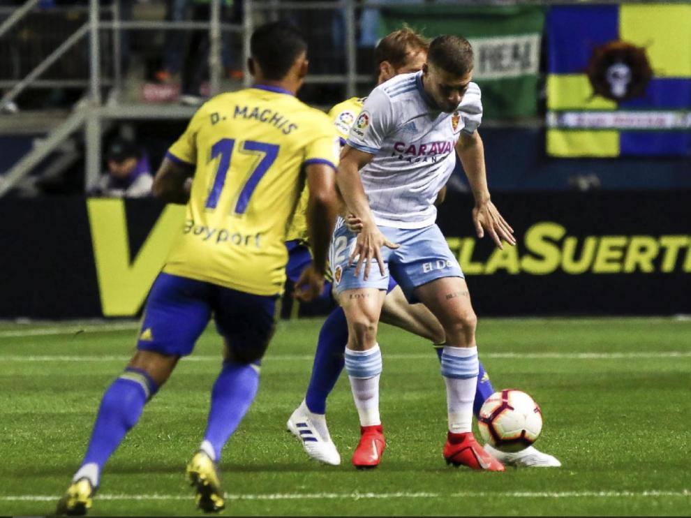 P. Biel recibe el balón entre Álex Fernández y Machís en la línea media durante el Cádiz-Real Zaragoza de este lunes.