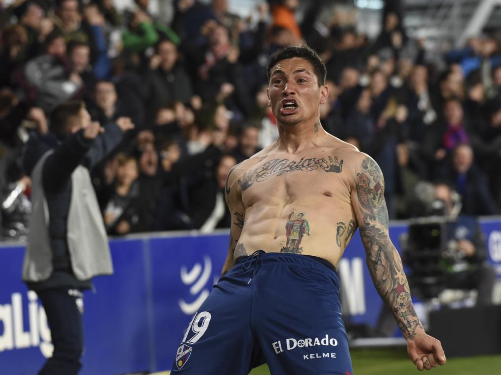 El delantero Chimy Ávila celebra el gol de la victoria ante el Sevilla en El Alcoraz.