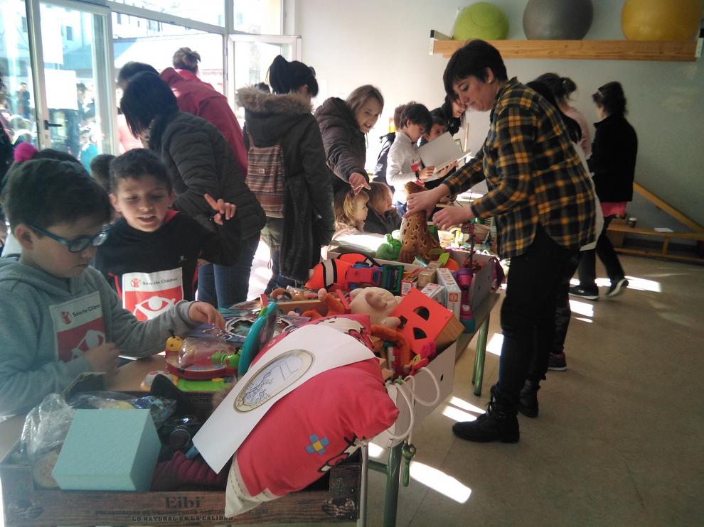 Las familias han colaborado con el mercadillo solidario, tanto donando como comprando objetos.
