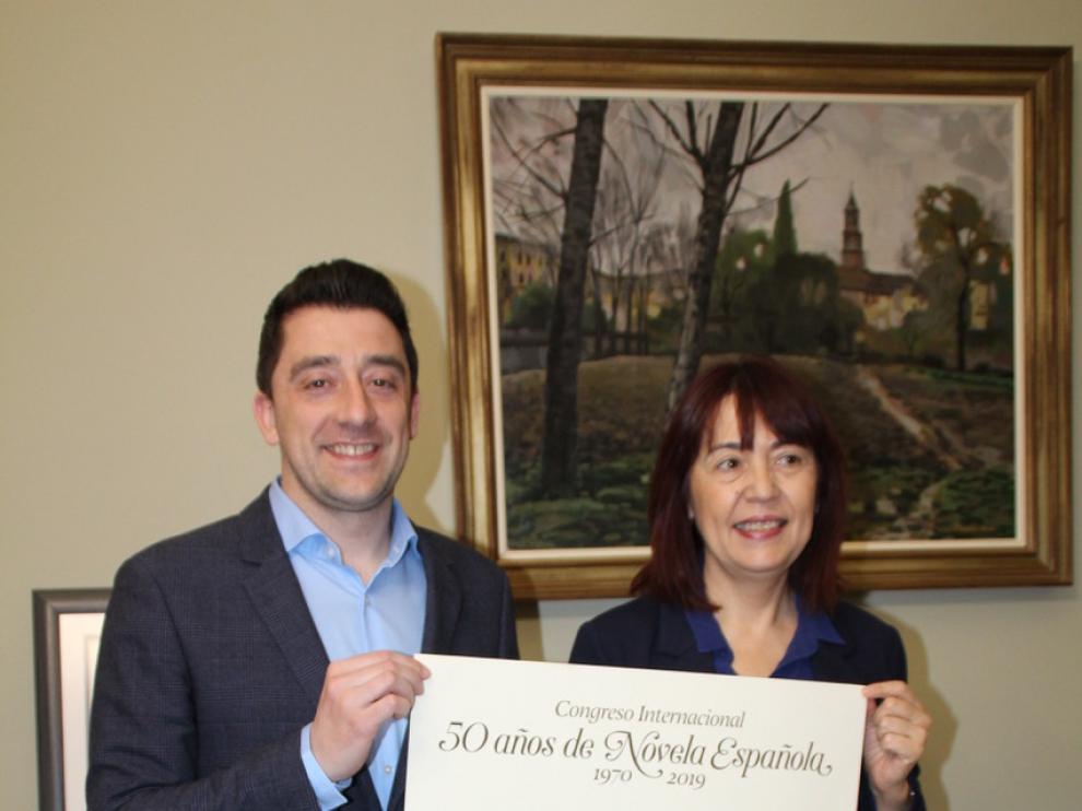 Iván Carpi, concejal de Cultural, con la profesora María Ángeles Naval, coordinadora del certamen literario, sostienen el cartel del congreso.