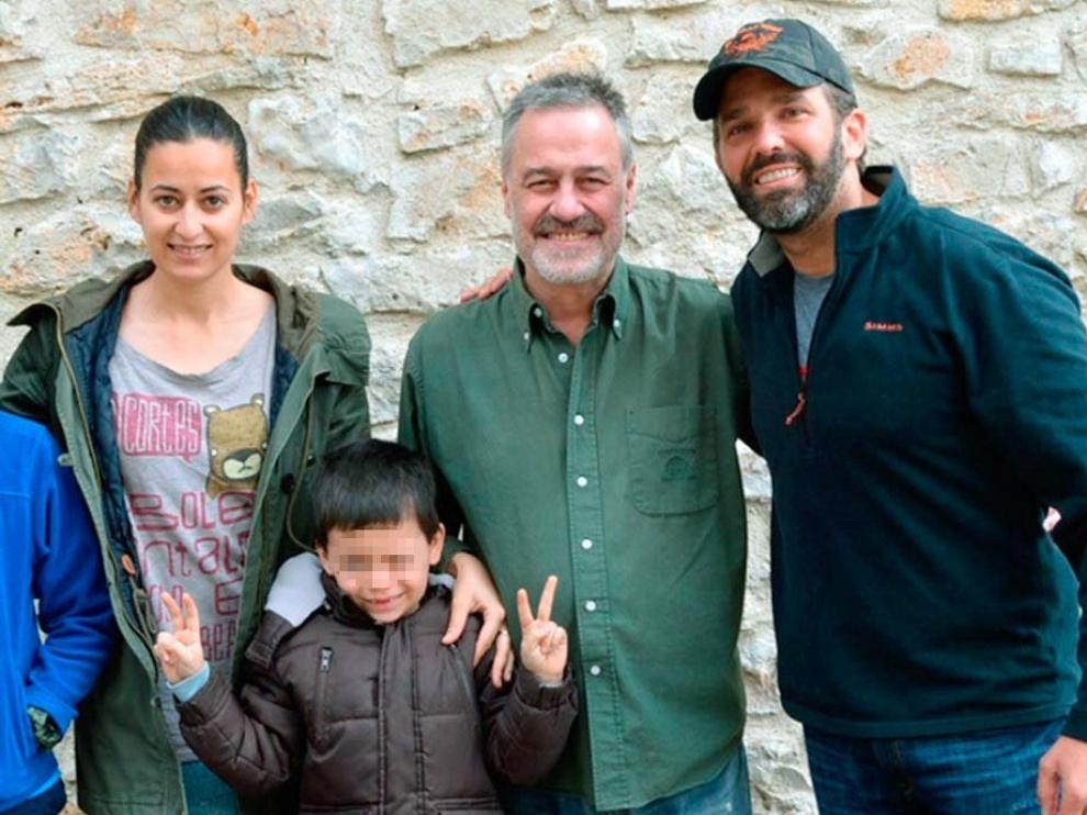 Óscar Soto, propietario de la casa rural, junto al hijo de Donald Trump.