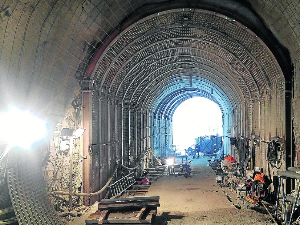 Imagen de las complejas obras acometidas para garantizar la seguridad de uno de los tres túneles