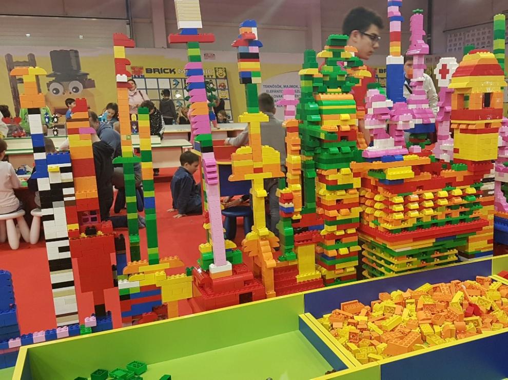 Exposición de modelos construidos con piezas Lego en Puerto Venecia