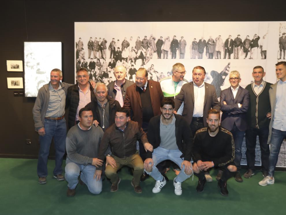 Agustín Lasaosa, en el centro de la imagen, con jugadores y exfutbolistas del Huesca.