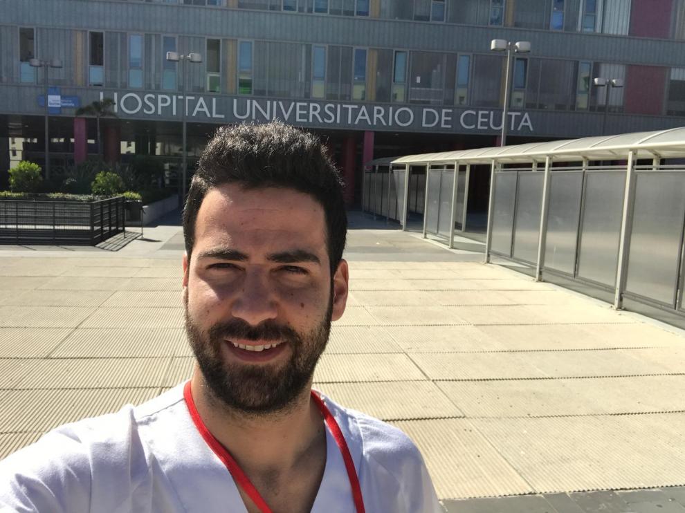 Manuel Tundidor (dcha.), en el Hospital Universitario de Ceuta, donde cursa enfermería.