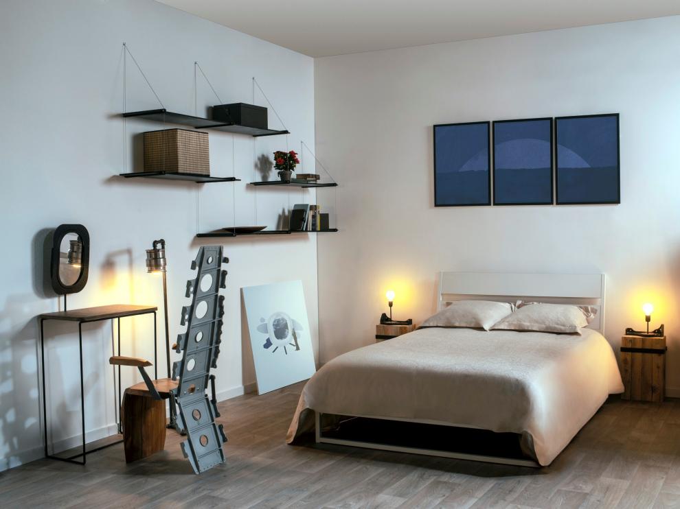 Una silla que tiene como respaldo un fragmento de ala, es uno de los muebles que han creado.