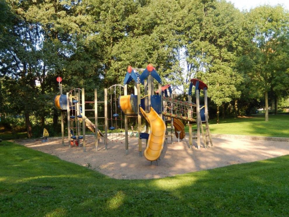 Zona de juegos infantiles en un parque de Calatayud.