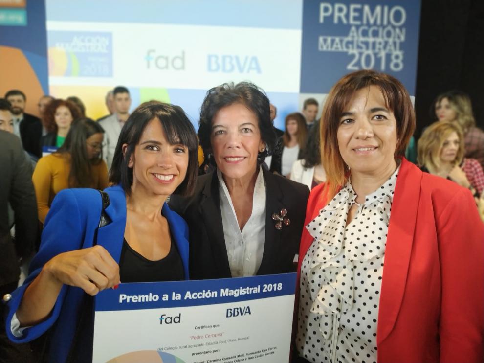 Elena García (a la izq) y Carmina Quesada (a la dcha), con la ministra de Educación, Isabel Celaá.