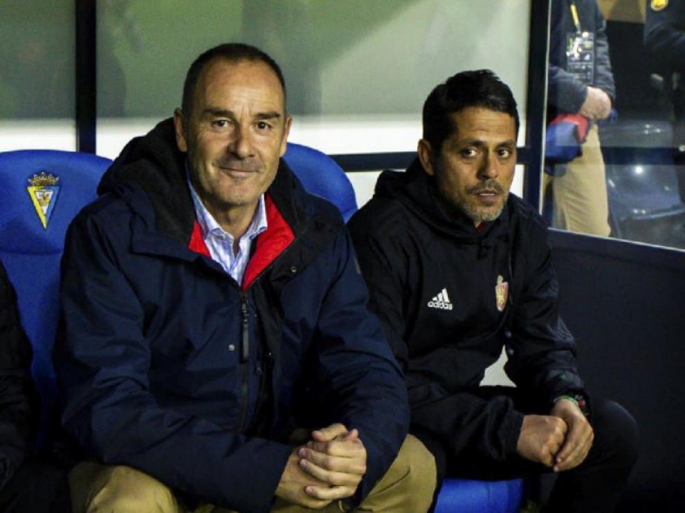 Víctor Fernández, sonriente junto a su ayudante, José Luis Loreto, en el partido Cádiz-Real Zaragoza de la noche de este lunes.