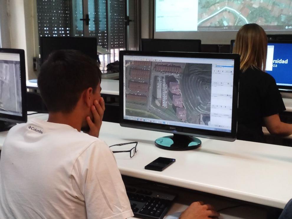 Un estudiante participa en una edición anterior del mapatón.