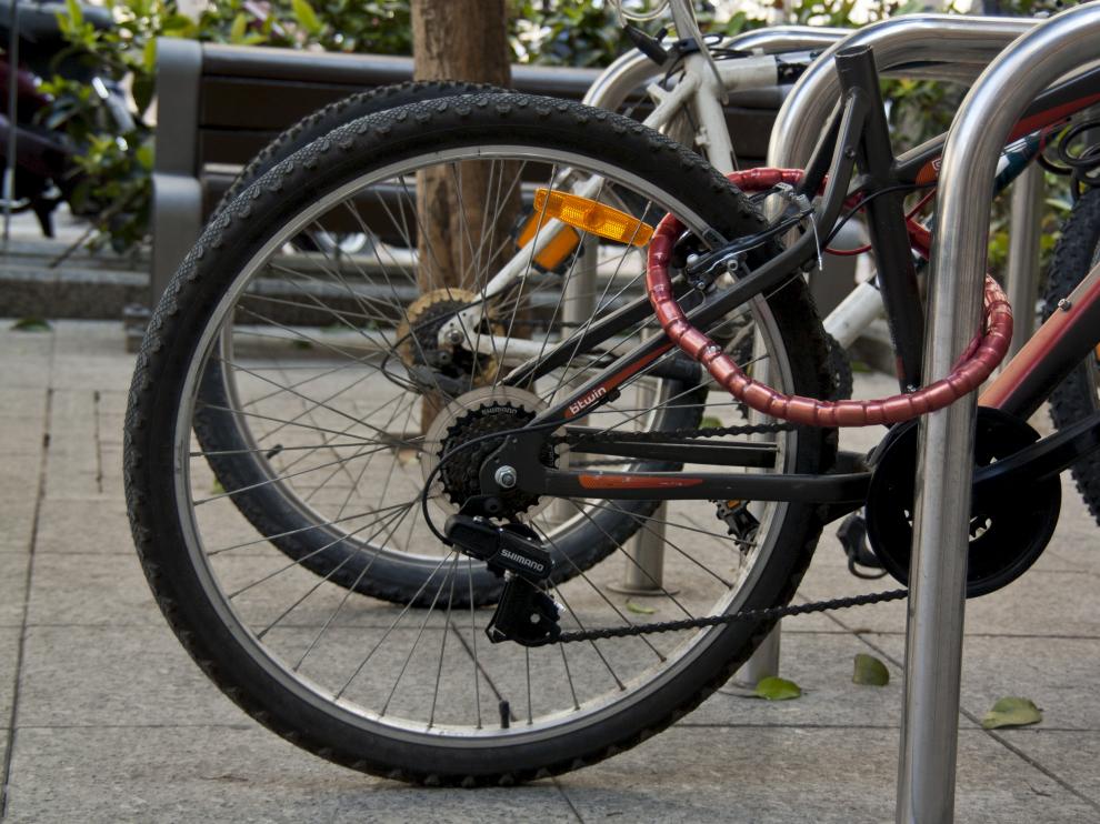 Bicicletas por la acera/ foto: Andrea Merino