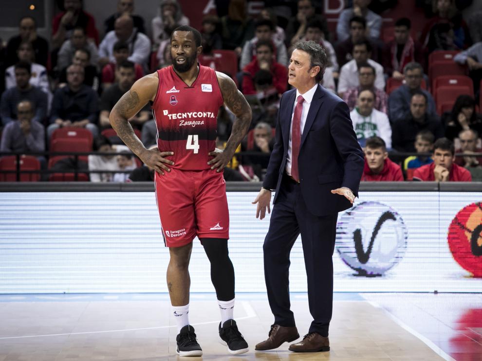 Bo McCalebb charla con Porfirio Fisac en un partido en el Príncipe Felipe.