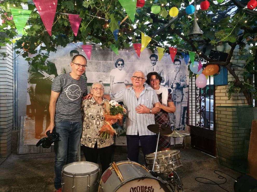 Carmen López y su marido, Pascual Torrijo, flanqueados por los directores del documental, José Manuel Herráiz e Isabel Soria.