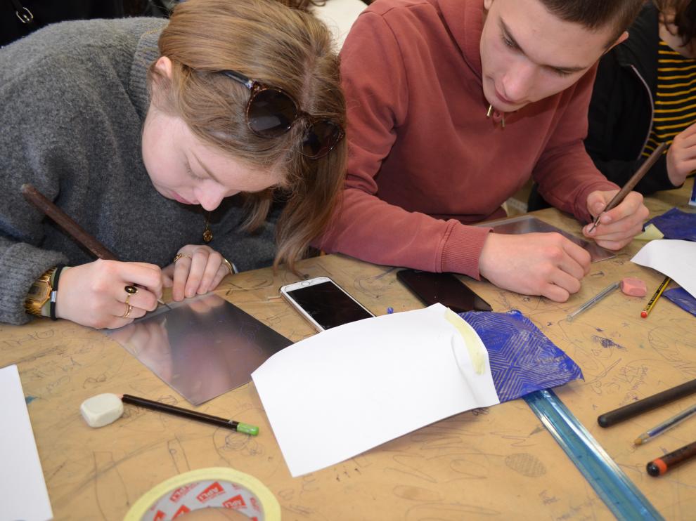 El taller tiene una duración aproximada de una hora y media; cada alumnos realiza su propio grabado y se lleva una copia a casa