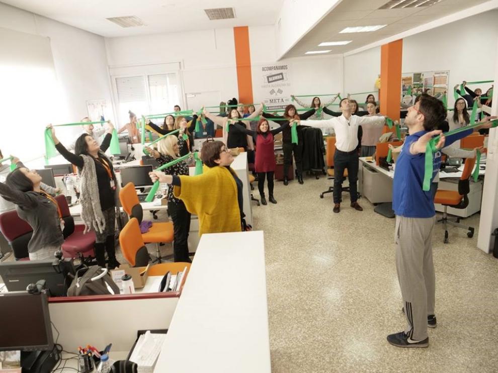 Taller de estiramientos en oficina desarrollado por ASERHCO en las instalaciones de MasterD (Zaragoza).