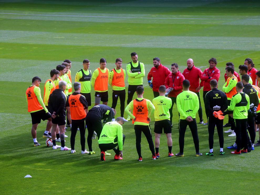 Los jugadores y técnicos de la SD Huesca escuchan a Francisco Rodríguez.