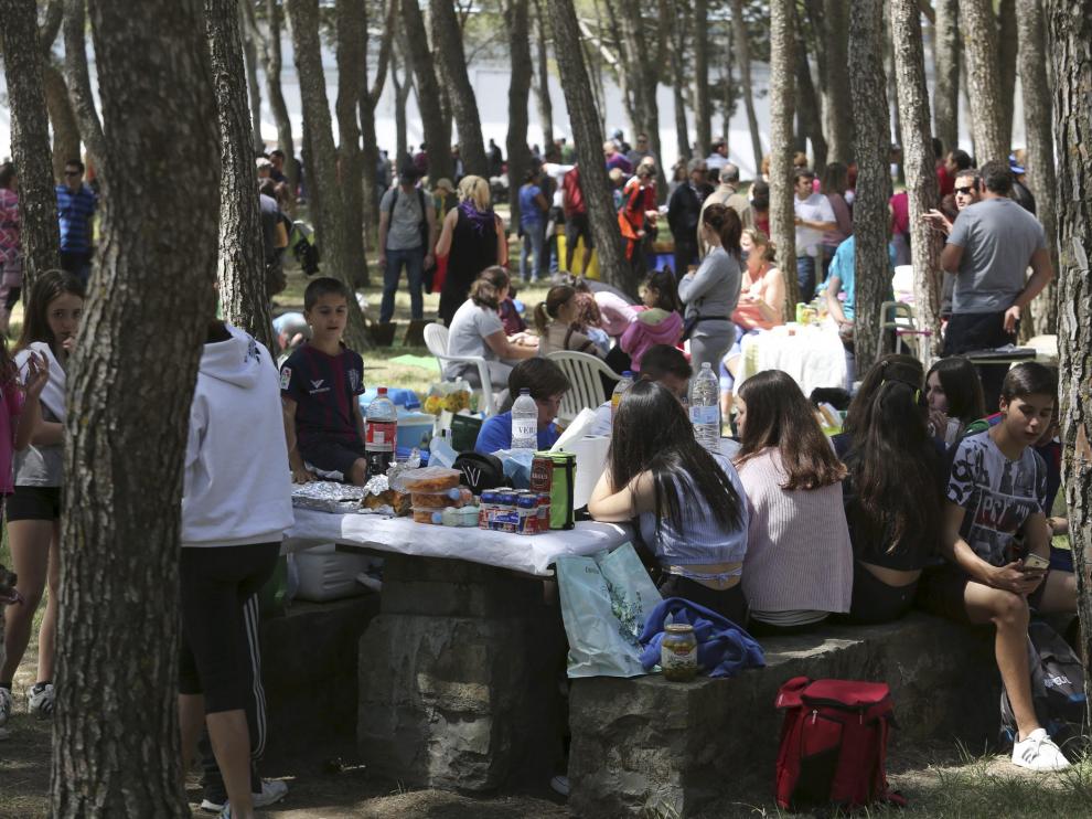 Fiesta en el cerro de San Jorge de Huesca el 23 de abril.