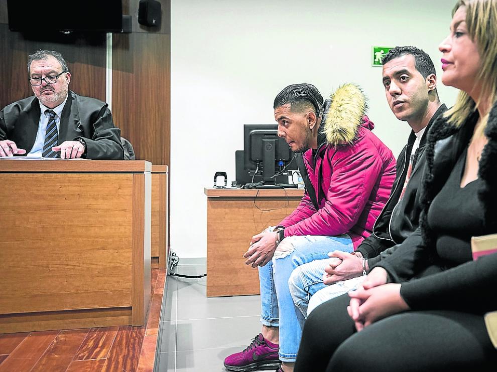 Con cazadora roja, Jamal Mounaji, sentado junto a Djamel Mehida y Wafa Rabbani, en el juicio.