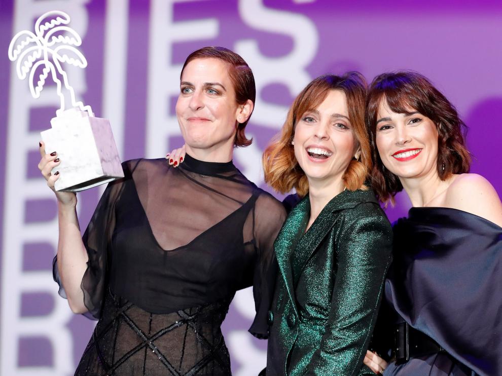 Las actrices Aixa Villagran, Leticia Dolera y Celia Freijeiro recogen el premio a la mejor serie de TV en el festival Canneseries por 'Déjate llevar'.