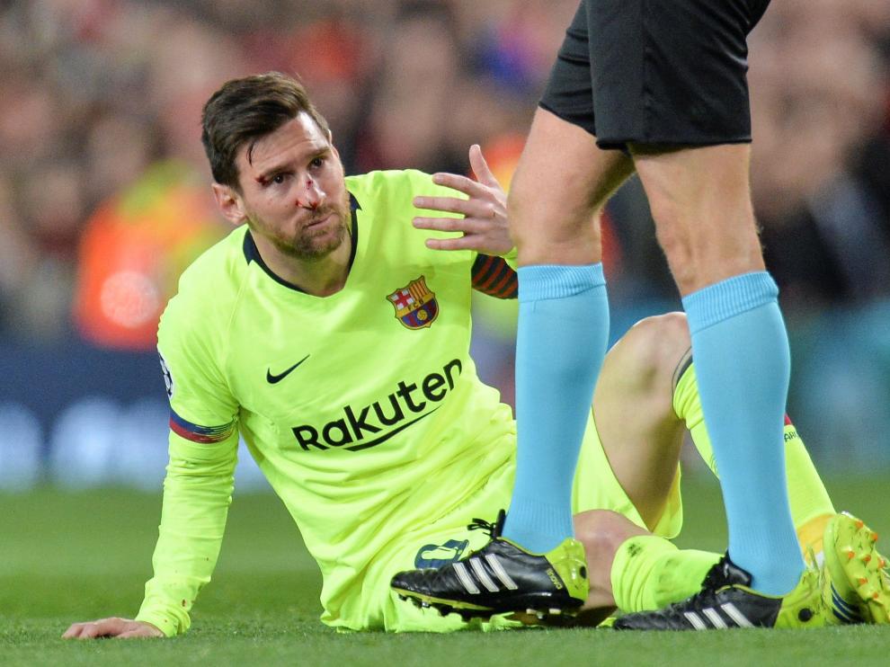 Leo Messi recibió un golpe durante el partido.