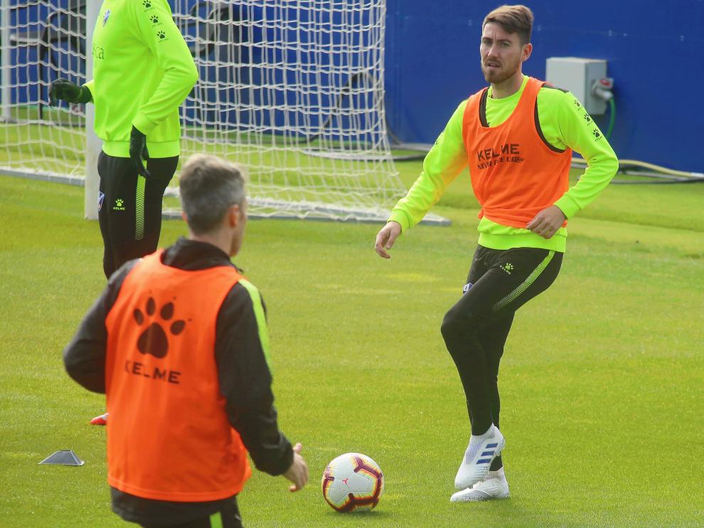 Moi Gómez toca la pelota durante el entrenamiento de este miércoles.