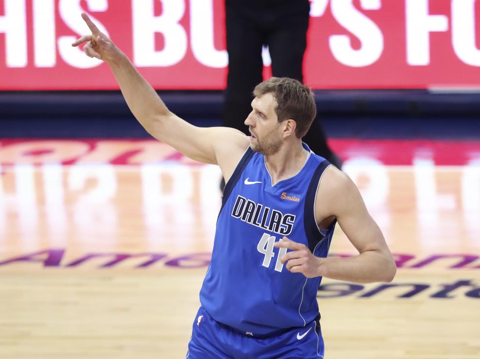 Nowitzki se despidió de su pabellón con 30 puntos anotados en su último partido en Dallas.