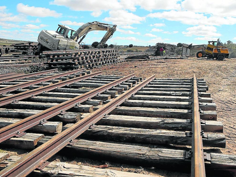 Trabajos de desmantelamiento de la vía minera a su paso por Villar del Salz.