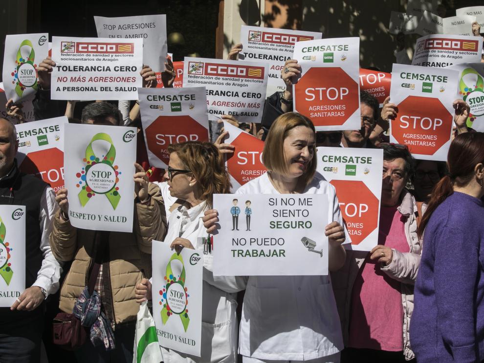 Protesta ante las puertas del Hospital Provincial de Zaragoza por las agresiones del domingo.