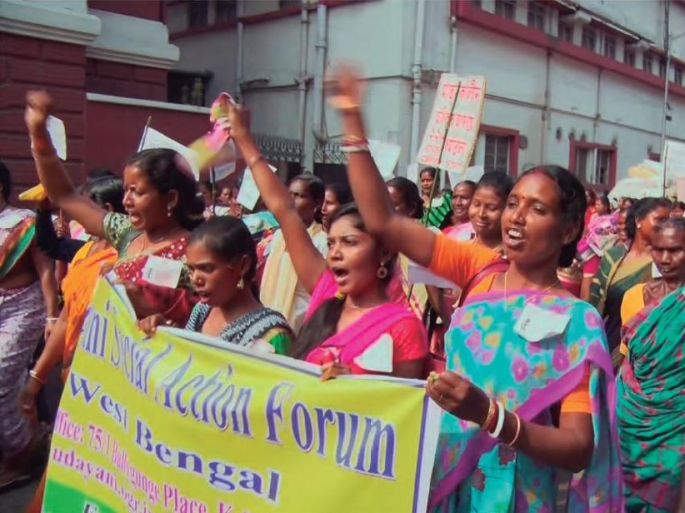 Un fotograma del documental 'Behind India', que muestra una manifestación en Calcuta.