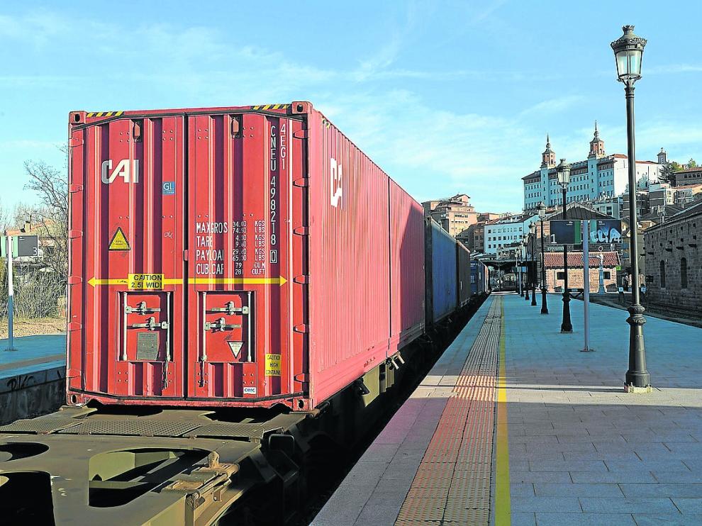 Un mercancías, en el andén principal de la estación de Teruel por falta de apartaderos grandes.