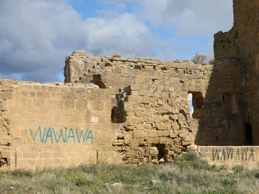 Pintadas aparecidas en los muros interiores de una de las torres del castillo de Montearagón