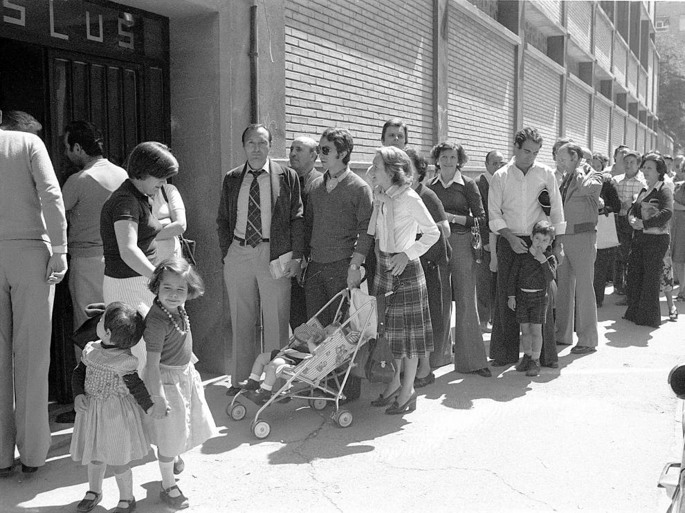 colas elecciones junio 77 T.jpg