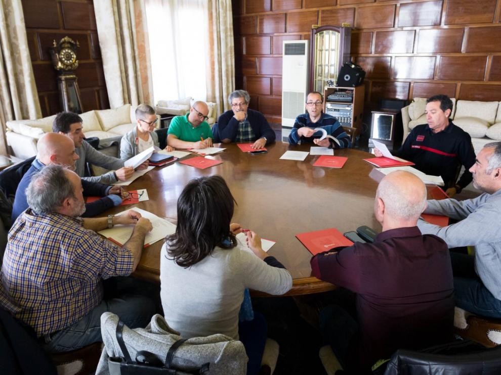 Alberto Cubero y los representantes sindicales en el Consistorio han firmado este jueves el Plan de Formación del Ayuntamiento de Zaragoza para 2019.