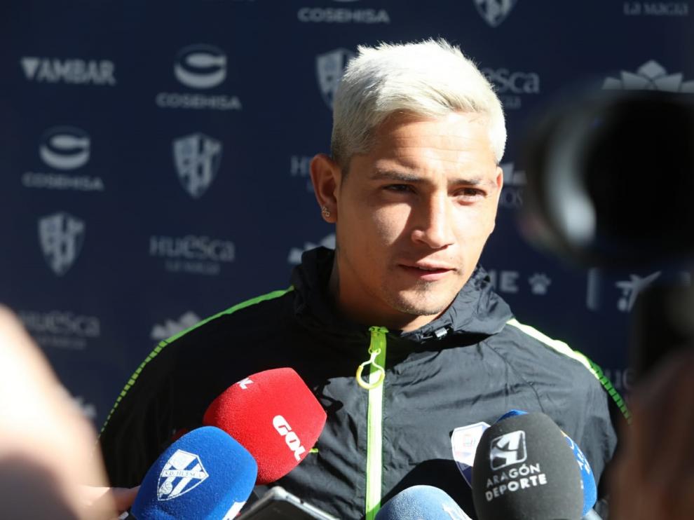 Chimy Ávila atiende a los medios de comunicación antes de entrenar.