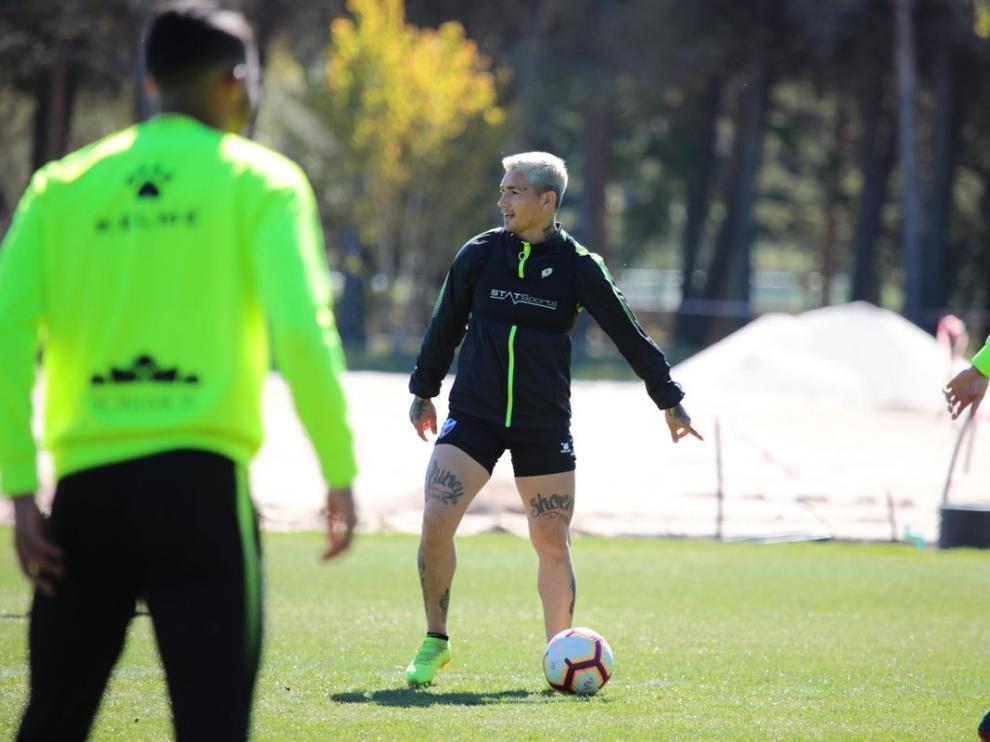 Chimy Ávila, durante el entrenamiento de la SD Huesca en el IES Pirámide.