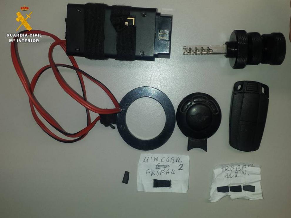 Objetos destinados al robo de vehículos hallados en el interior de la furgoneta.