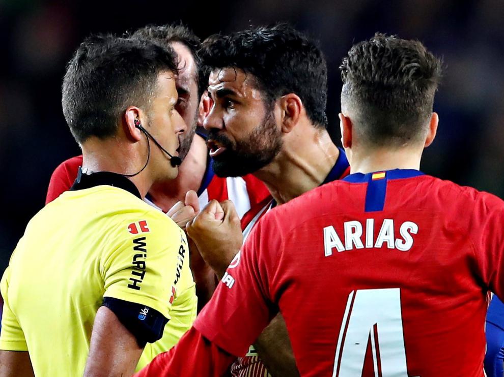 A Diego Costa le han caído cuatro partidos de sanción por insultar al árbitro del Barcelona-Atlético del pasado sábado, Gil Manzano, y otros cuatro por agarrarle del brazo.