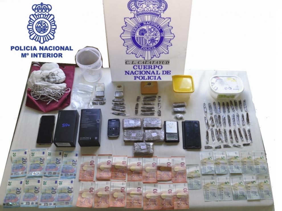 El hachís y otros objetos intervenidos en el domicilio del detenido.