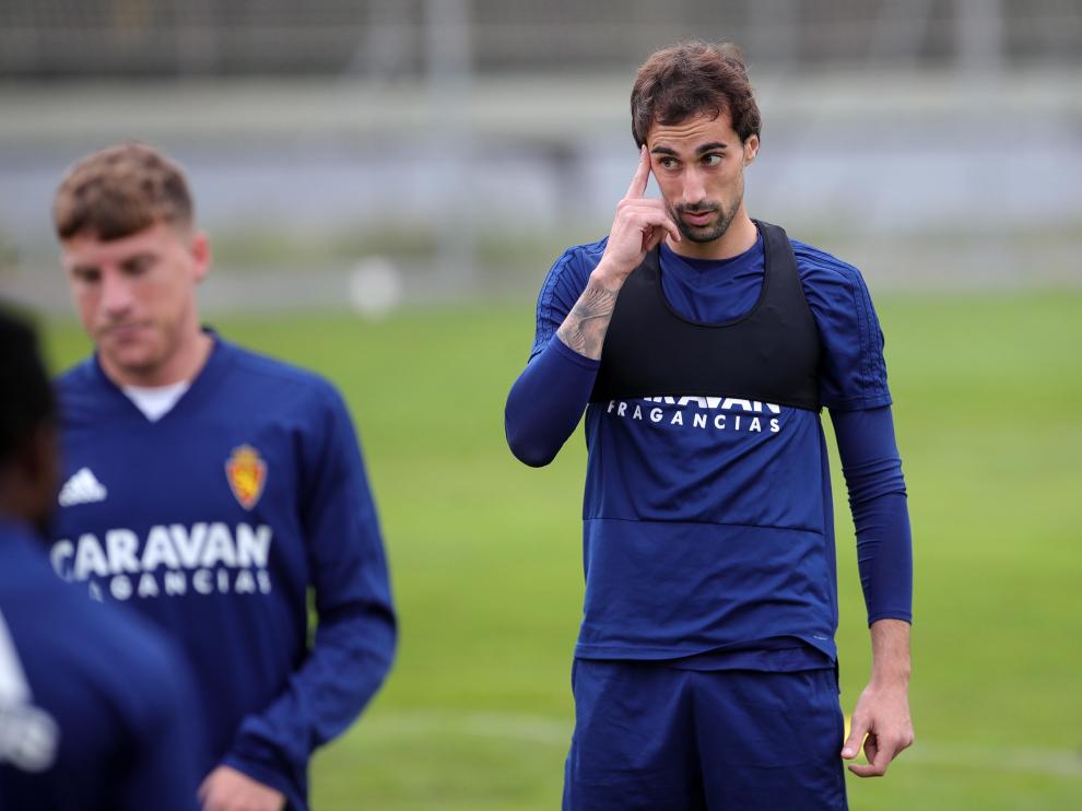 Eguaras se rasca la cabeza durante un entrenamiento.
