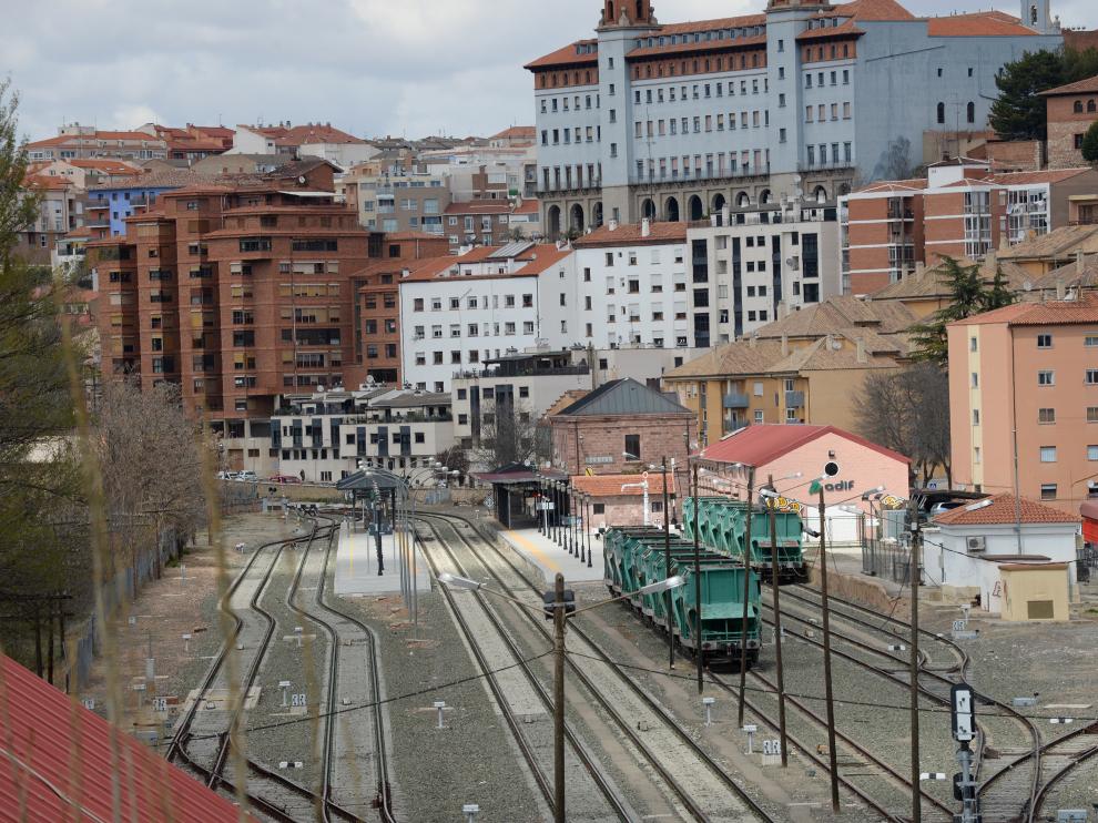Entre las propuestas del equipo redactor del nuevo PGOU, destaca trasladar el tráfico de mercancías por tren a una nueva estación en el entorno de Platea o en Cella para reutilizar los espacios vacíos como zona residencial y facilitar la conexión de la ciudad con la vega del Turia.