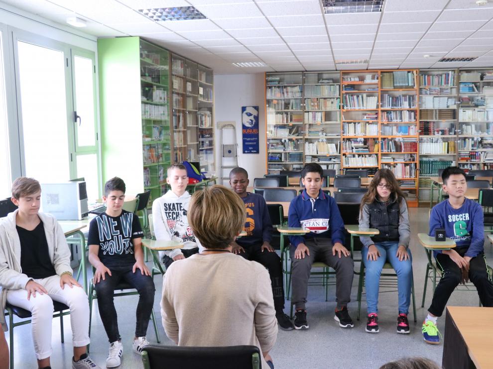 Alumnos del IES Luis Buñuel de Zaragoza, en una sesión de 'mindfulness'