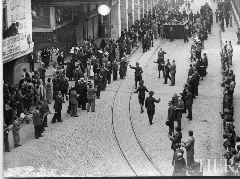 Semana Santa en Zaragoza en 1935. Procesión de Viernes Santo con huelga de terceroles.
