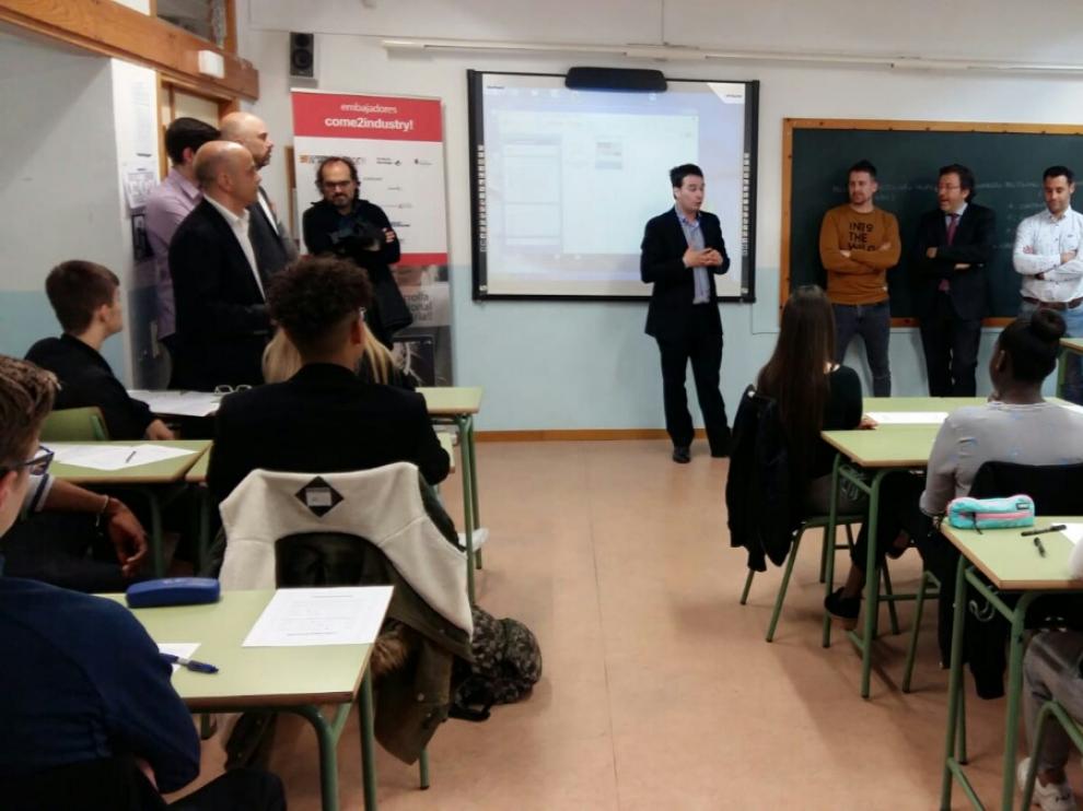 Los alumnos del IES Portillo están hoy recibiendo información sobre la oportunidad de carrera profesional que representa la industria de la automoción. El plan ¡Come2Industry' pretende hacerles partícipes de las oportunidades que representa