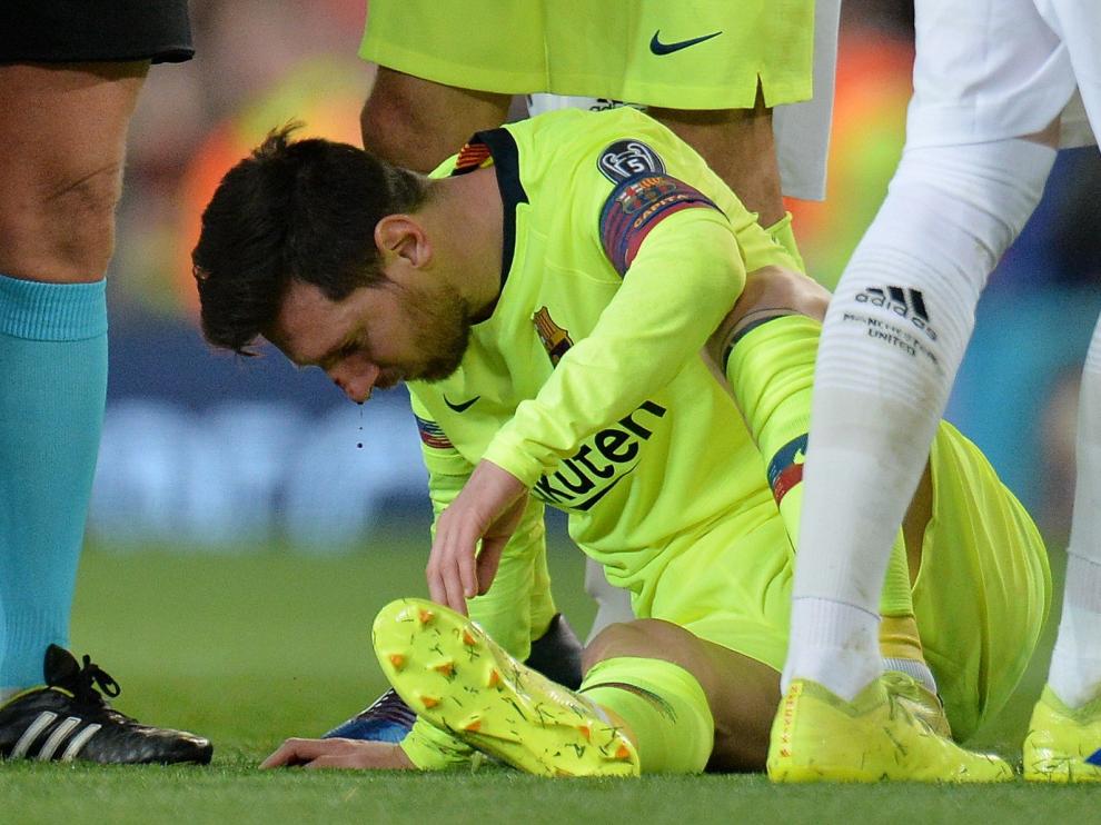 Messi, tras recibir un golpe en la cara en el partido de la Liga de Campeones contra el Manchester United.